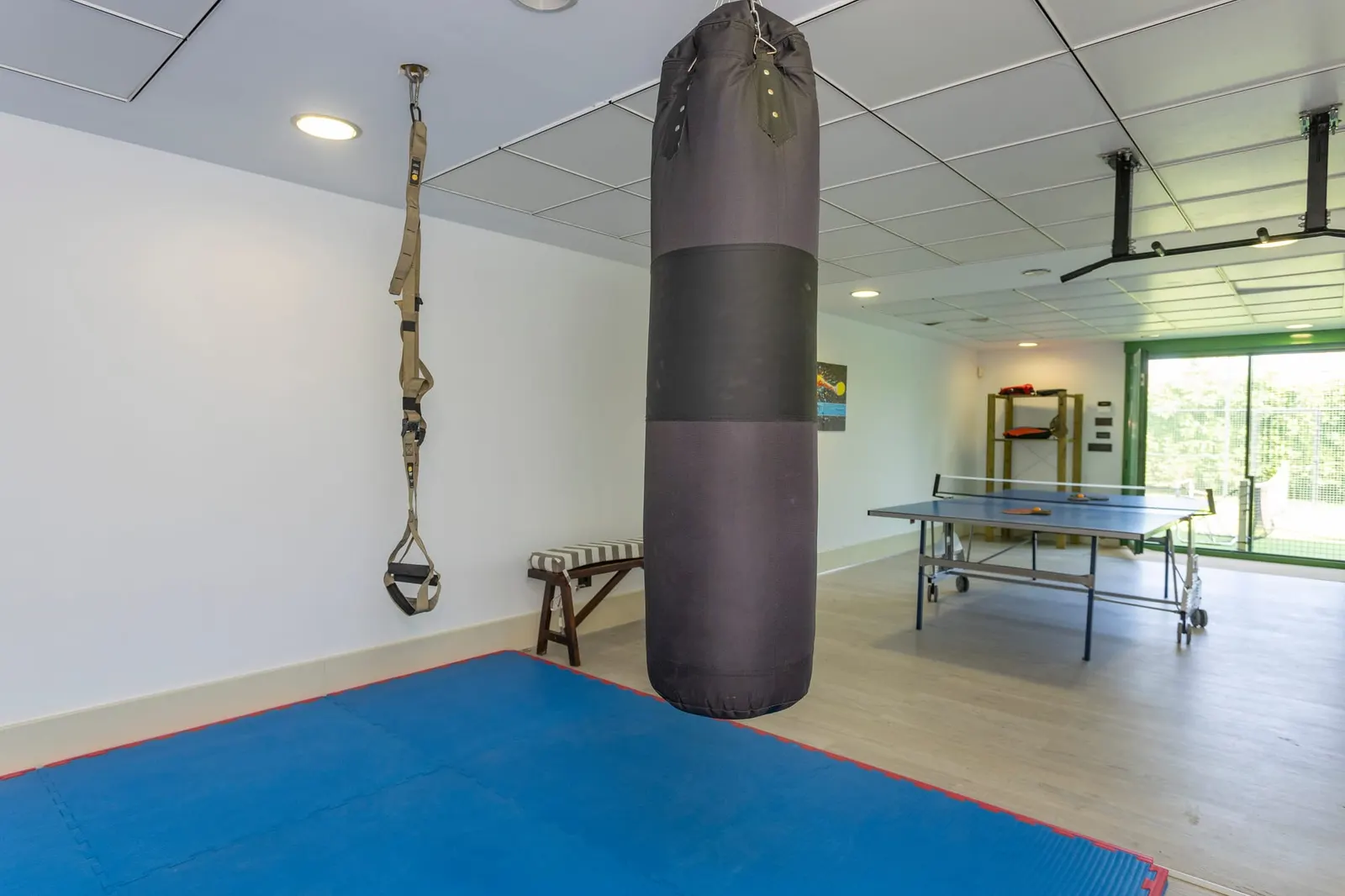 Sala fitness ideal para hacer ejercicio estirar o jugar un pinpong.